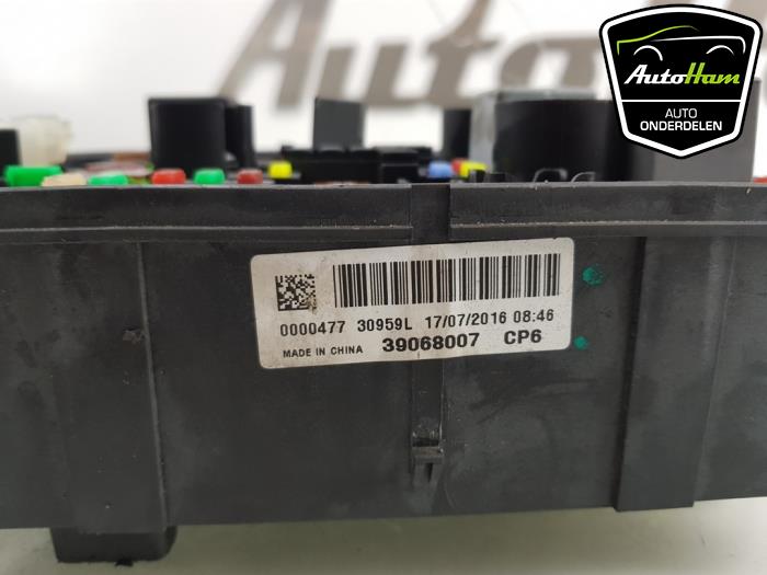 Boîte à fusibles Opel Corsa E 1 3 CDTi 16V ecoFLEX 39068007 GM