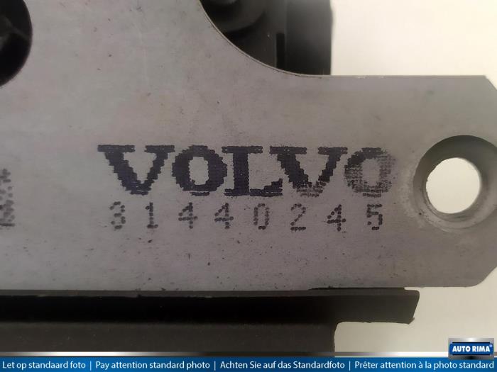 Mecanismo de cierre del portón trasero de un Volvo V40 2015