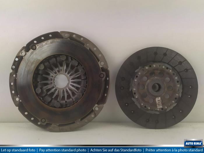 Usagé Kit embrayage (complet) Volvo V70 (SW) 2.4 D 20V Prix € 74,95 Règlement à la marge proposé par Auto Rima 