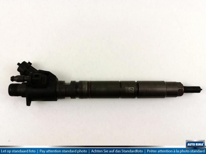 Injector (diesel) from a Volvo V70 (BW) 2.0 D3/D4 20V 2011