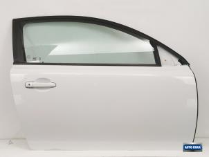 Używane Drzwi prawe wersja 2-drzwiowa Volvo C30 (EK/MK) 1.8 16V Flexifuel Cena € 174,95 Procedura marży oferowane przez Auto Rima Druten