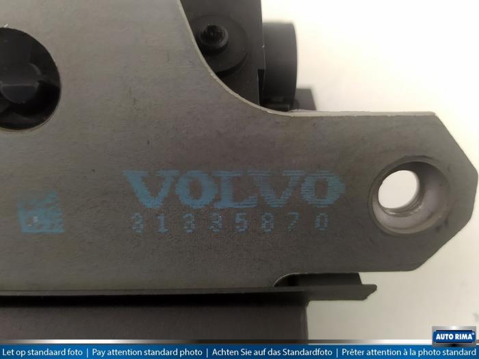 Mecanismo de cierre del portón trasero de un Volvo V40 (MV) 1.6 T3 GTDi 16V 2013