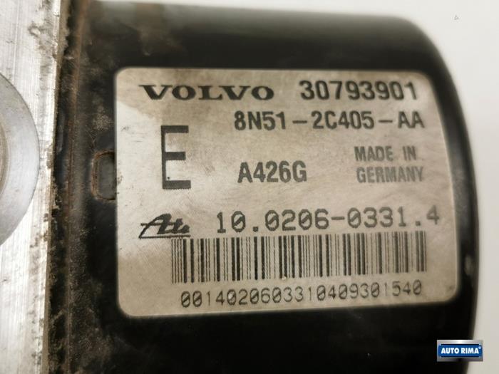ABS Pumpe van een Volvo V50 (MW) 2.0 D 16V 2008