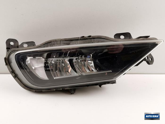 Fog light, front right from a Volvo XC90 II 2.0 T6 16V AWD 2016