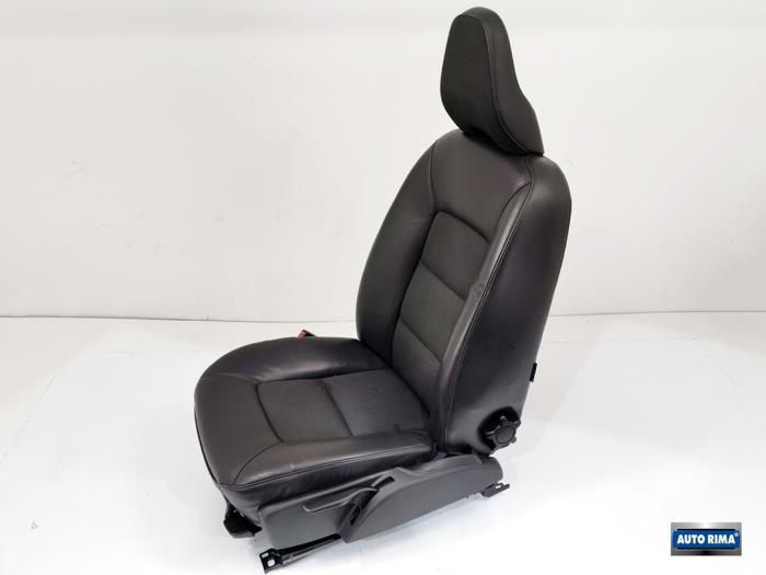 Seat, left from a Volvo XC70 (BZ) 3.0 T6 24V AWD 2011