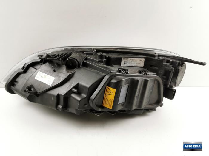 Headlight, right Volvo V40 1.6 T2 GTDi 16V - 31420008 VOLVO