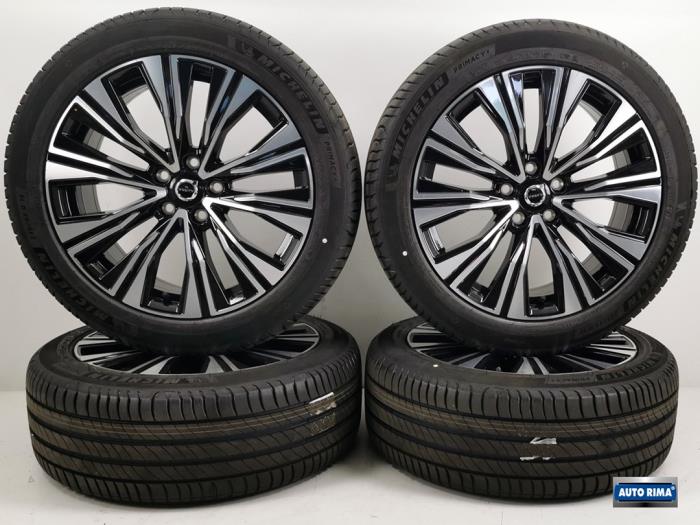 Sport rims set + tires from a Volvo V60 II (ZW) 2.0 B3 16V Mild Hybrid Geartronic 2020