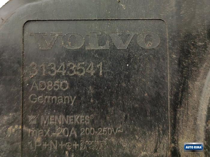 Conexión de conector de punto de carga de un Volvo V60 I (FW/GW) 2.4 D6 20V Plug-in Hybrid AWD 2014