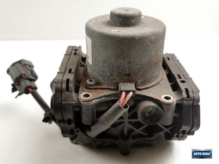 Brake servo vacuum pump from a Volvo V60 I (FW/GW) 2.4 D6 20V Plug-in Hybrid AWD 2014