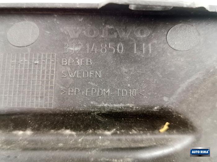 Plaque de protection feu antibrouillard gauche d'un Volvo C70 (MC) 2.0 D4 20V 2013