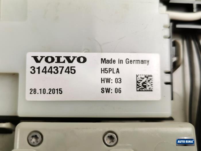 Luz interior delante de un Volvo XC90 II 2.0 T5 16V AWD 2015