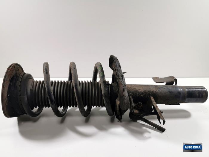 Front shock absorber rod, right from a Volvo V60 I (FW/GW) 2.4 D6 20V AWD Twin Engine Plug-in Hybrid 2015