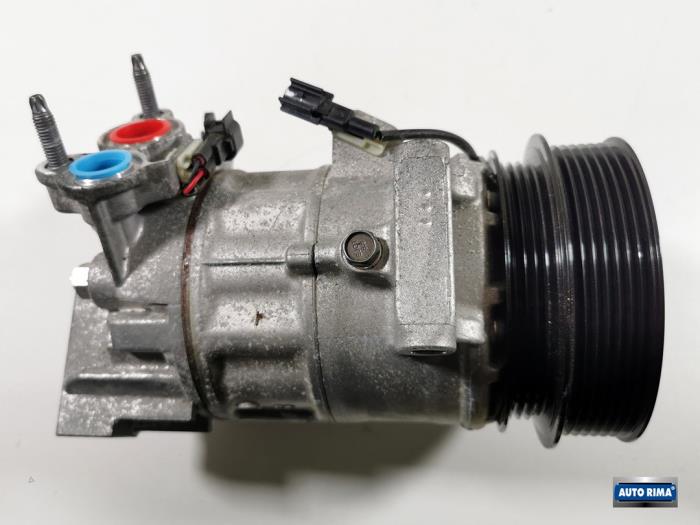 Air conditioning pump from a Volvo XC40 (XZ) 2.0 B4 16V Mild Hybrid Autom. 2022