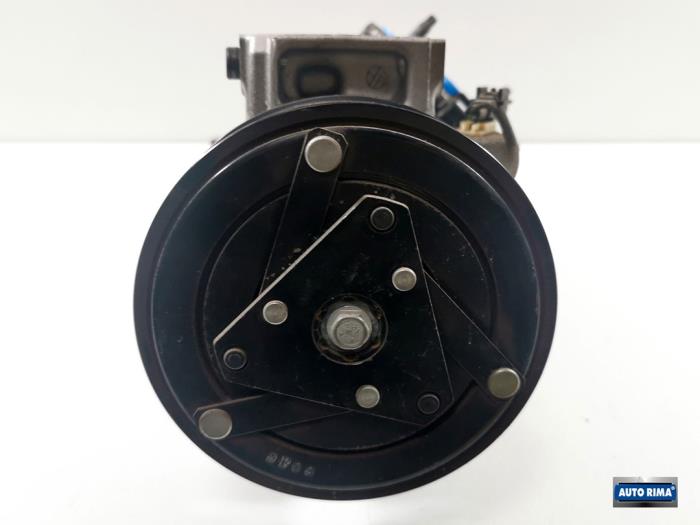Air conditioning pump from a Volvo XC40 (XZ) 1.5 T3 12V 2019