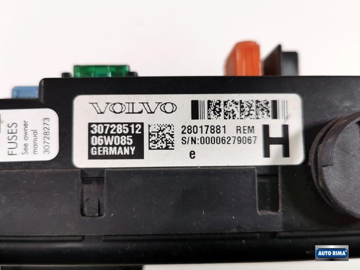 Fuse box Volvo V70 2.4 D 20V - 30728512 VOLVO - Auto Rima Druten