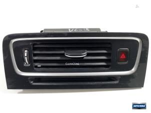 Używane Kratka wentylacyjna deski rozdzielczej Volvo V60 I (FW/GW) 2.0 D3 16V Cena € 29,95 Procedura marży oferowane przez Auto Rima Druten