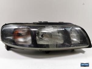 Używane Reflektor prawy Volvo S60 I (RS/HV) 2.4 20V 170 Cena € 49,95 Procedura marży oferowane przez Auto Rima Druten