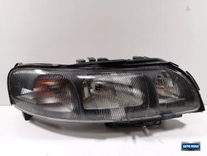 Używane Reflektor prawy Volvo S60 I (RS/HV) 2.4 20V 140 Cena € 49,95 Procedura marży oferowane przez Auto Rima Druten