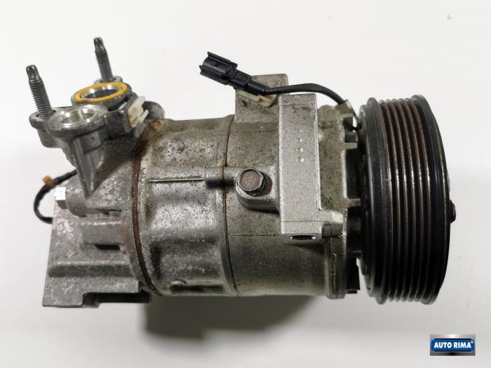 Air conditioning pump from a Volvo XC40 (XZ) 1.5 T3 Autom. 12V 2021