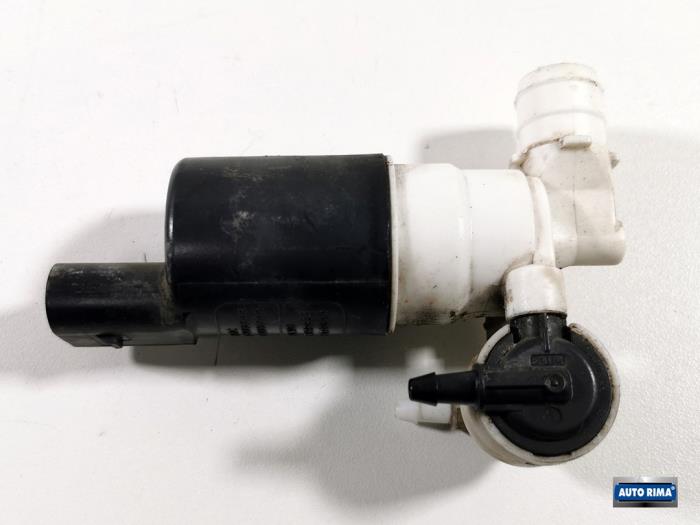 Windscreen washer pump from a Volvo V60 I (FW/GW) 2.0 D3 20V 2014