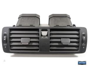 Używane Kratka wentylacyjna deski rozdzielczej Volvo V50 (MW) 2.0 D 16V Cena € 19,95 Procedura marży oferowane przez Auto Rima Druten