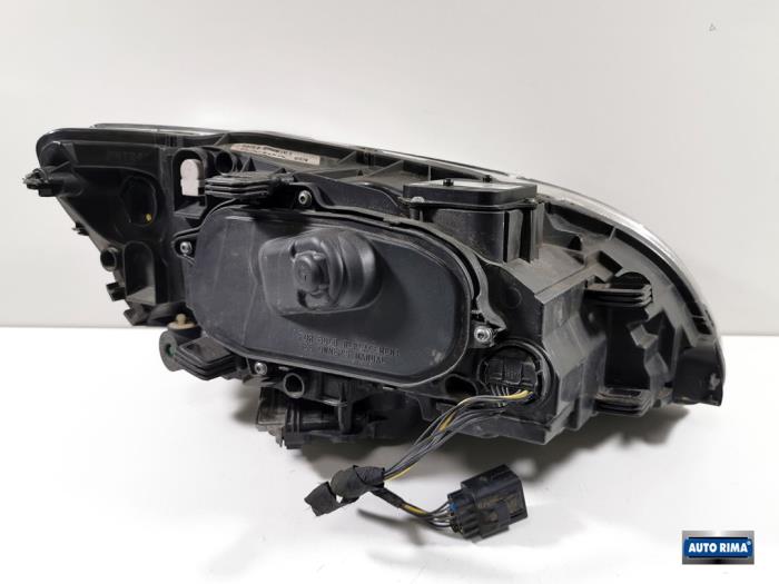 Headlight, left Volvo V60 I 2.0 D2 16V - 31420261 VOLVO