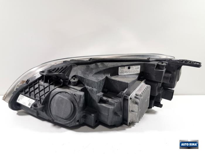 Headlight, right from a Volvo V40 (MV) 1.5 T2 16V Geartronic 2016