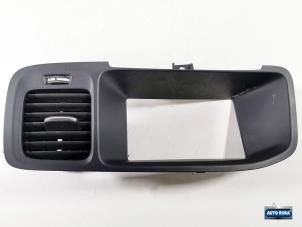 Używane Kratka wentylacyjna deski rozdzielczej Volvo V60 I (FW/GW) 2.0 D4 16V Cena € 24,95 Procedura marży oferowane przez Auto Rima Druten