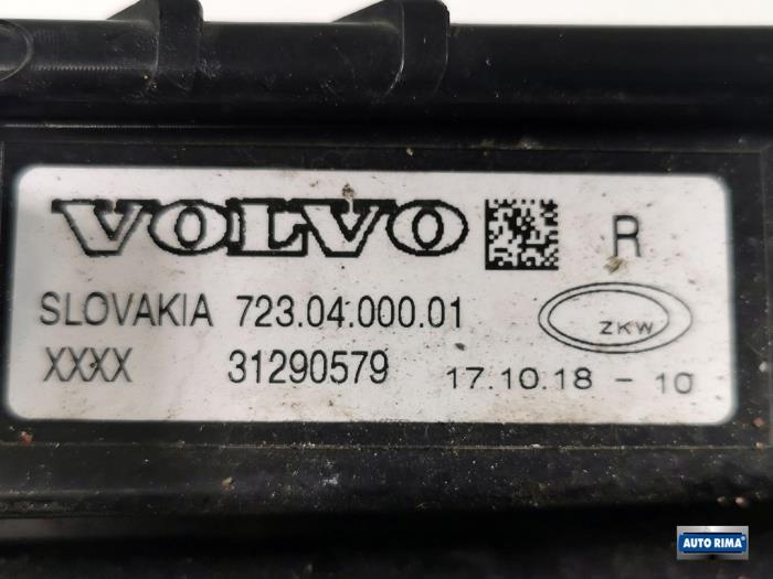 Veilleuse droite d'un Volvo V40 (MV) 1.6 T2 GTDi 16V 2015