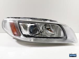 Używane Reflektor prawy Volvo V70 (BW) 2.0 D4 16V Cena € 374,95 Procedura marży oferowane przez Auto Rima Druten