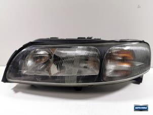Używane Reflektor lewy Volvo V70 (SW) 2.4 20V 170 Cena € 49,95 Procedura marży oferowane przez Auto Rima Druten