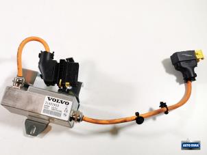 Usagé Chargeur de batterie divers Volvo V60 I (FW/GW) 2.4 D6 20V Plug-in Hybrid AWD Prix € 199,95 Règlement à la marge proposé par Auto Rima Druten