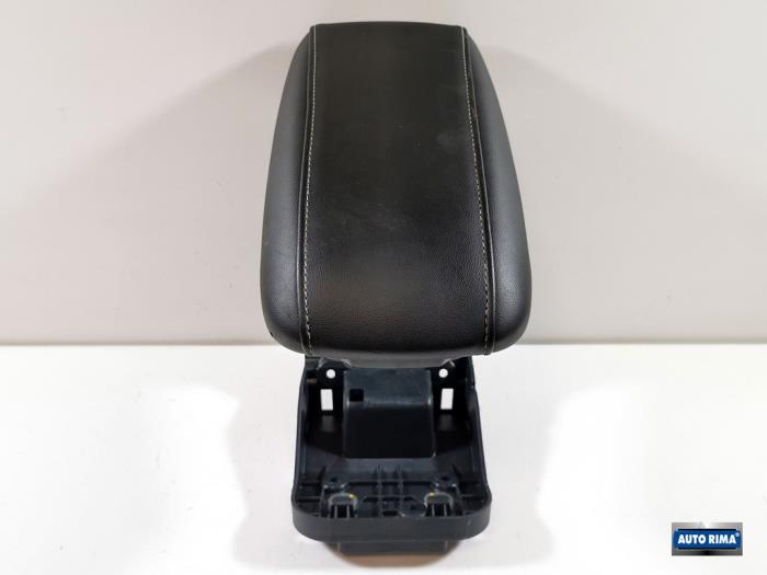 Armrest from a Volvo V40 (MV) 1.5 T3 16V Geartronic 2019