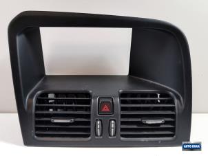 Używane Kratka wentylacyjna deski rozdzielczej Volvo XC60 I (DZ) 2.0 T5 16V Cena € 49,95 Procedura marży oferowane przez Auto Rima Druten
