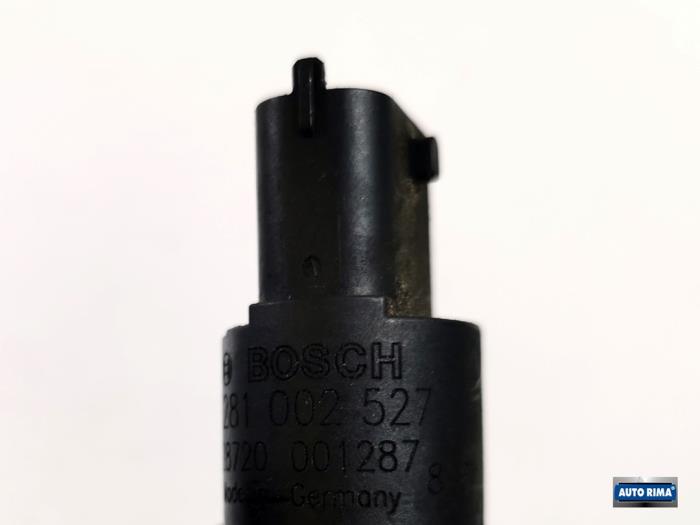 Fuel pressure sensor from a Volvo V70 (SW) 2.4 D5 20V 2004