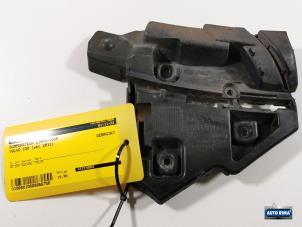 Usagé Support pare-chocs avant gauche Volvo C30 (EK/MK) 2.0 D 16V Prix € 19,95 Règlement à la marge proposé par Auto Rima Druten