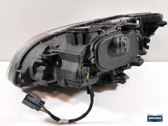 39793953 Headlight, right Volvo V60 I 2.0 D4 16V - 31395903 VOLVO