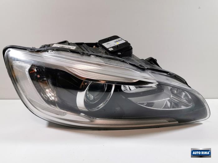 39793953 Headlight, right Volvo V60 I 2.0 D4 16V - 31395903 VOLVO