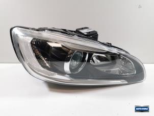 Usagé Phare droit Volvo V60 I (FW/GW) 2.0 D3 16V Prix € 374,95 Règlement à la marge proposé par Auto Rima Druten