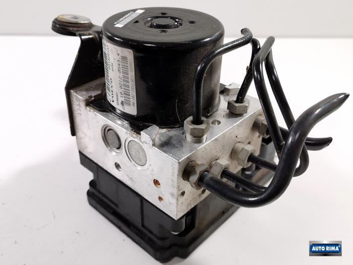 ABS Pumpe van een Volvo S60 II (FS) 2.0 D3 20V 2011