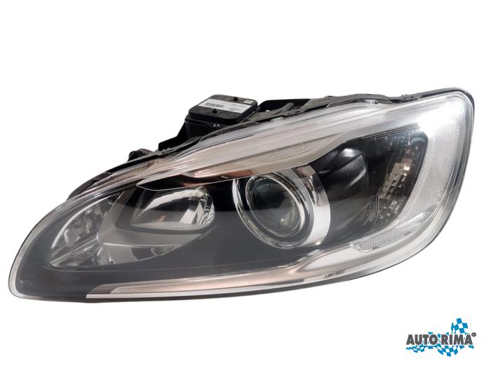 Używane Reflektor lewy Volvo V60 I (FW/GW) 2.4 D5 20V Autom. Cena € 374,95 Procedura marży oferowane przez Auto Rima 