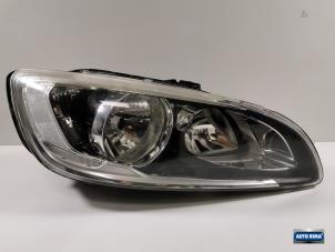 Usagé Phare droit Volvo V60 I (FW/GW) 2.0 D3 16V Prix € 149,95 Règlement à la marge proposé par Auto Rima Druten