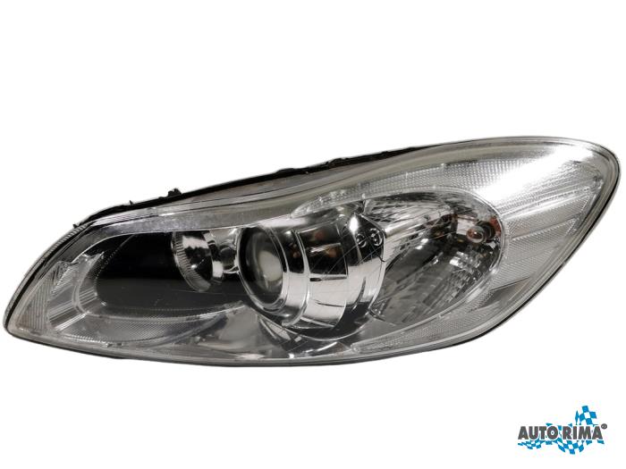 Używane Reflektor lewy Volvo C30 (EK/MK) 2.0 16V Cena € 374,95 Procedura marży oferowane przez Auto Rima 