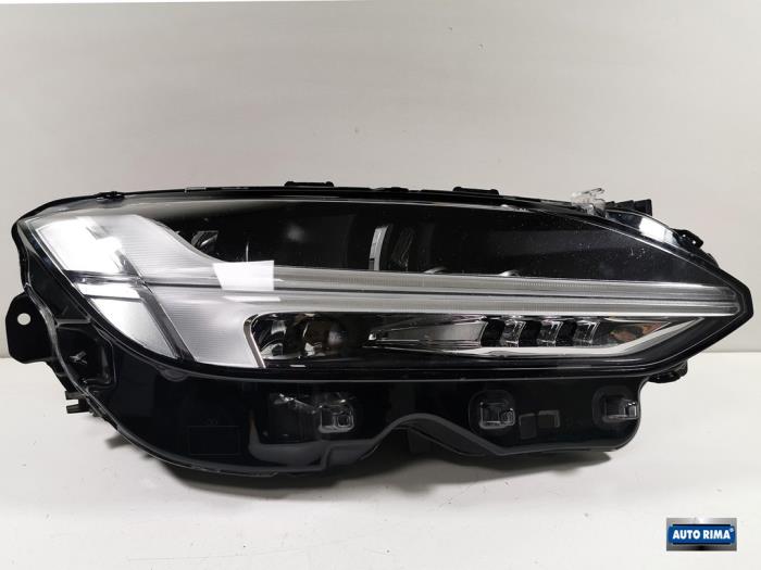 Używane Reflektor prawy Volvo V90 II (PW) 2.0 D3 16V Cena € 649,95 Procedura marży oferowane przez Auto Rima Druten