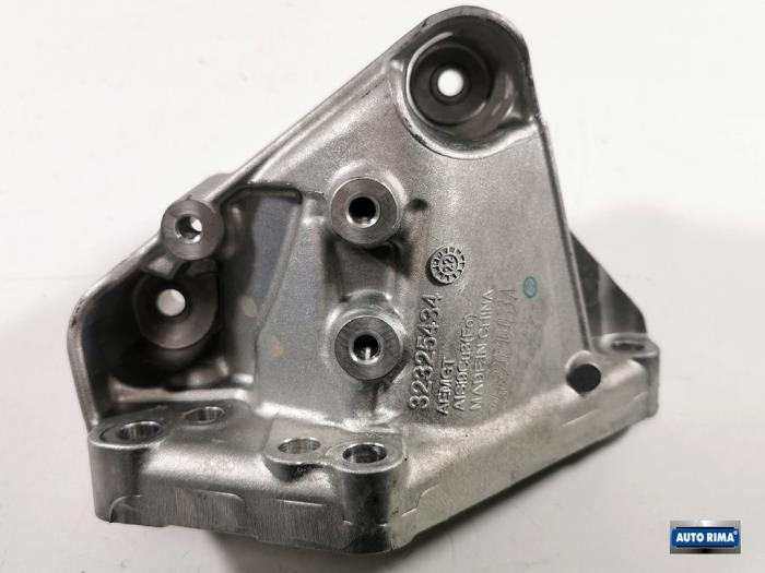 Used Engine mount Volvo XC60 II (UZ) 2.0 B4 Mild Hybrid Geartronic 16V Price € 24,95 Margin scheme offered by Auto Rima Druten