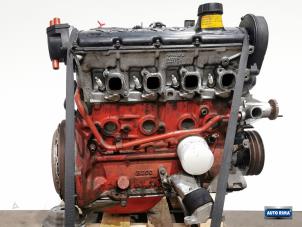 Motor van een Volvo 740 2.0i 1991
