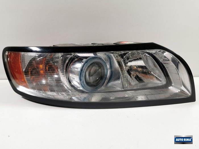 Używane Reflektor prawy Volvo V50 (MW) 2.0 16V Cena € 349,95 Procedura marży oferowane przez Auto Rima 
