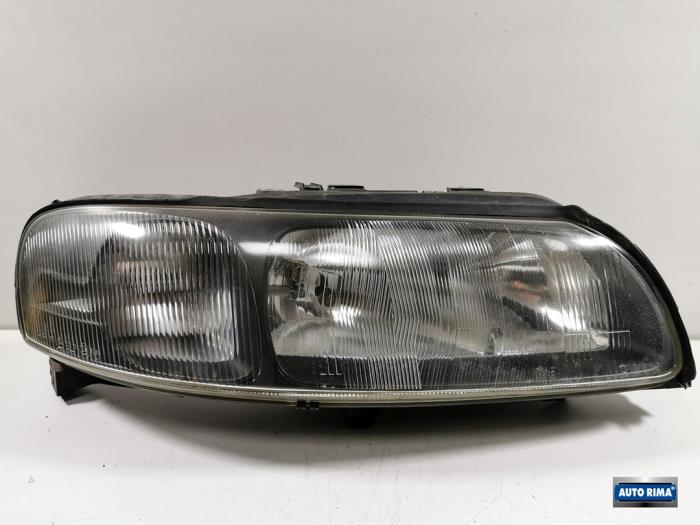 Używane Reflektor prawy Volvo V70 (SW) 2.4 20V 140 Cena € 49,95 Procedura marży oferowane przez Auto Rima Druten