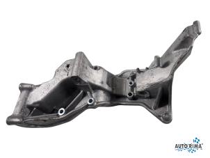 Support dynamo haut d'un Volvo V60 I (FW/GW) 2.4 D5 20V Autom. 2013