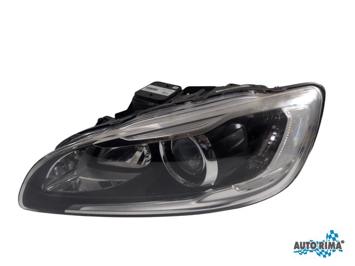 Używane Reflektor lewy Volvo V60 I (FW/GW) 2.0 D4 16V Cena € 374,95 Procedura marży oferowane przez Auto Rima 